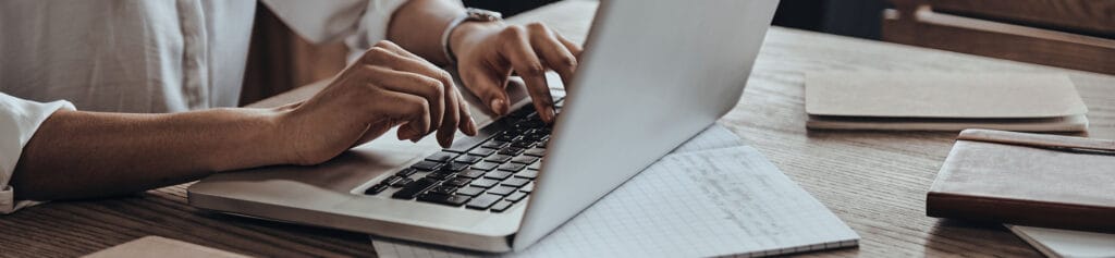 Man met Laptop. afbeelding voor Kennismaking met E-learning